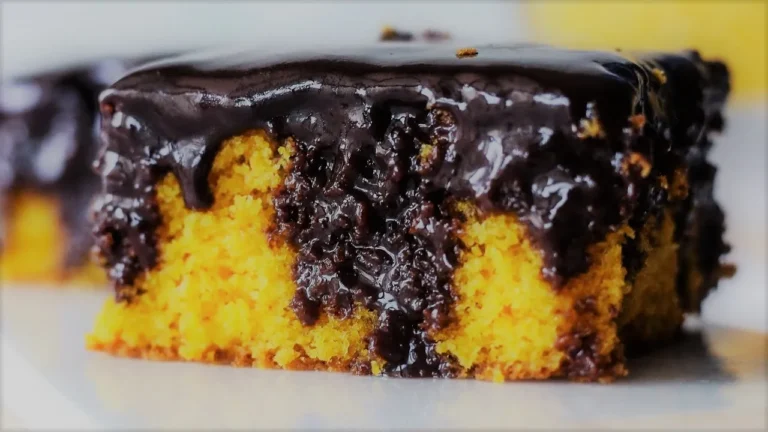 Soffice torta di carote con glassa al cioccolato