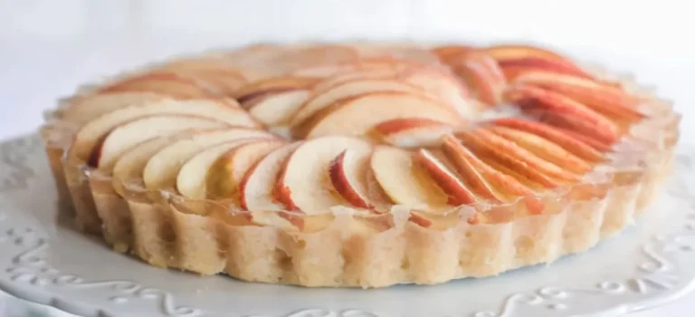 Apple Pie with White Cream