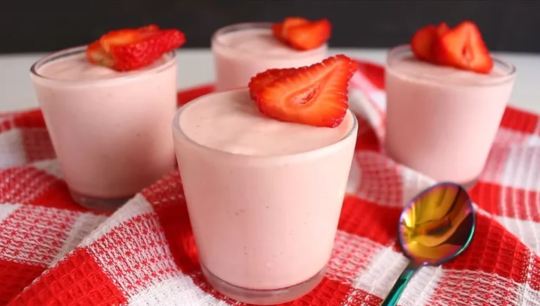 Mousse di Fragole con Frutta (Dolce Facile e Veloce)