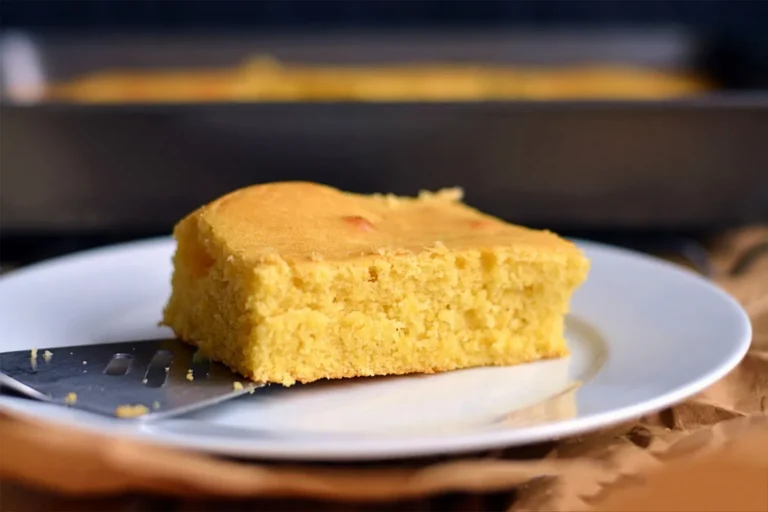 Torta di mais cremosa in barattolo di latta